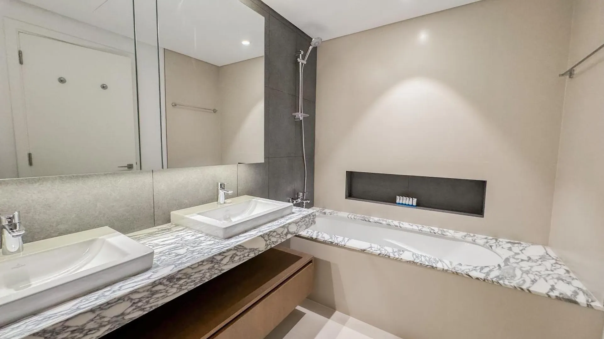 Like Home - 5306 Modern Two-Bedroom Apartment Overlooking The Creek Dubai
